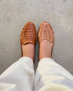 Load image into Gallery viewer, Mexas Güerita Handmade Leather Huaraches in Tan
