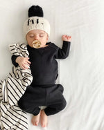 Load image into Gallery viewer, hi. Black Pom Pom Beanie Hat
