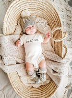 Load image into Gallery viewer, hi. Pebble Pom Pom Beanie Hat
